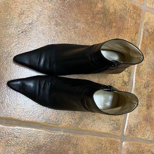 Kitten heel soft leather bootie